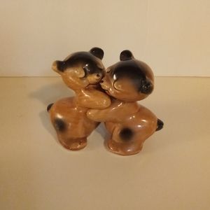 Vintage hugging bear salt/pepper shakers
